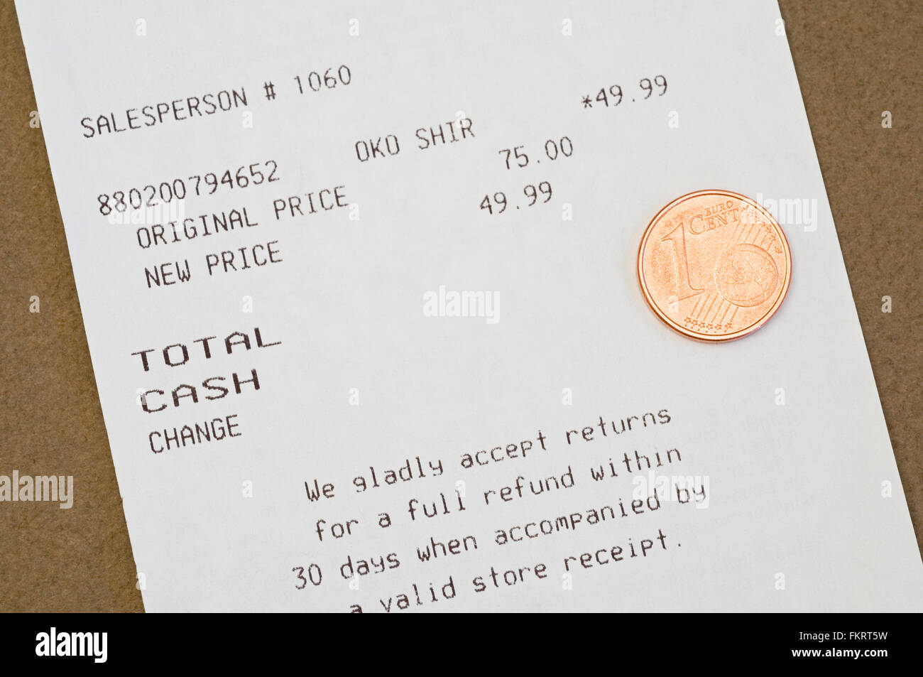 ricevuta che mostra lo sconto di vendita e una moneta da centesimo di euro Foto Stock