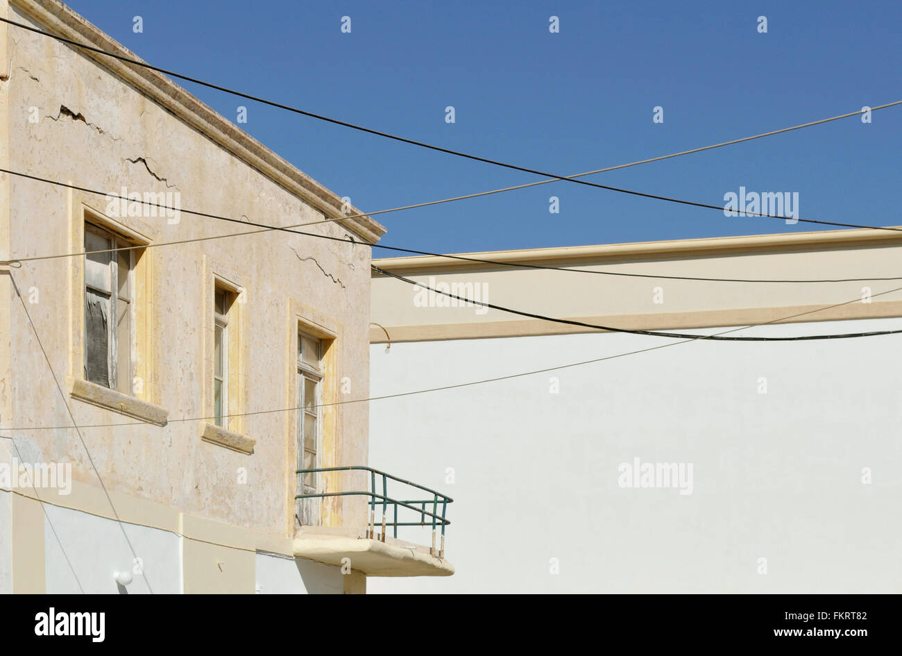 Gli edifici e i collegamenti dei fili in Lakki Leros Island, Grecia Foto Stock