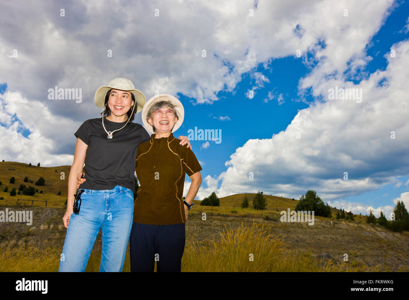 Giapponese madre e figlia permanente sulla collina Foto Stock