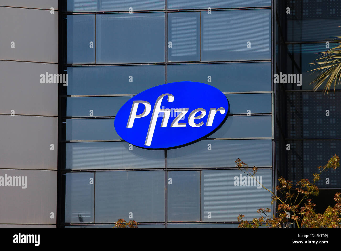 La Pfizer logo su un edificio. La Pfizer sviluppa e produce farmaci e vaccini per una vasta gamma di discipline mediche Foto Stock