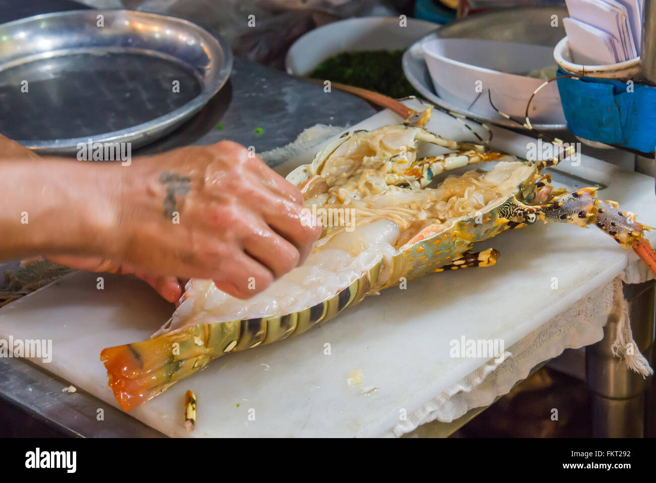 Lo chef prepara per la cottura di astice in Thailandia il mercato notturno Foto Stock