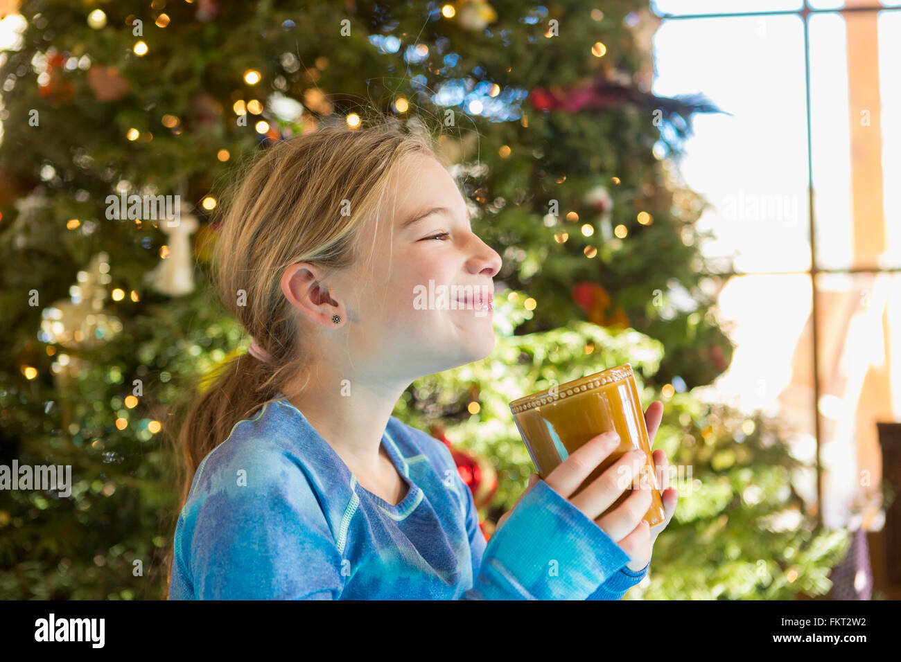 Ragazza caucasica bere cioccolata calda a Natale Foto Stock