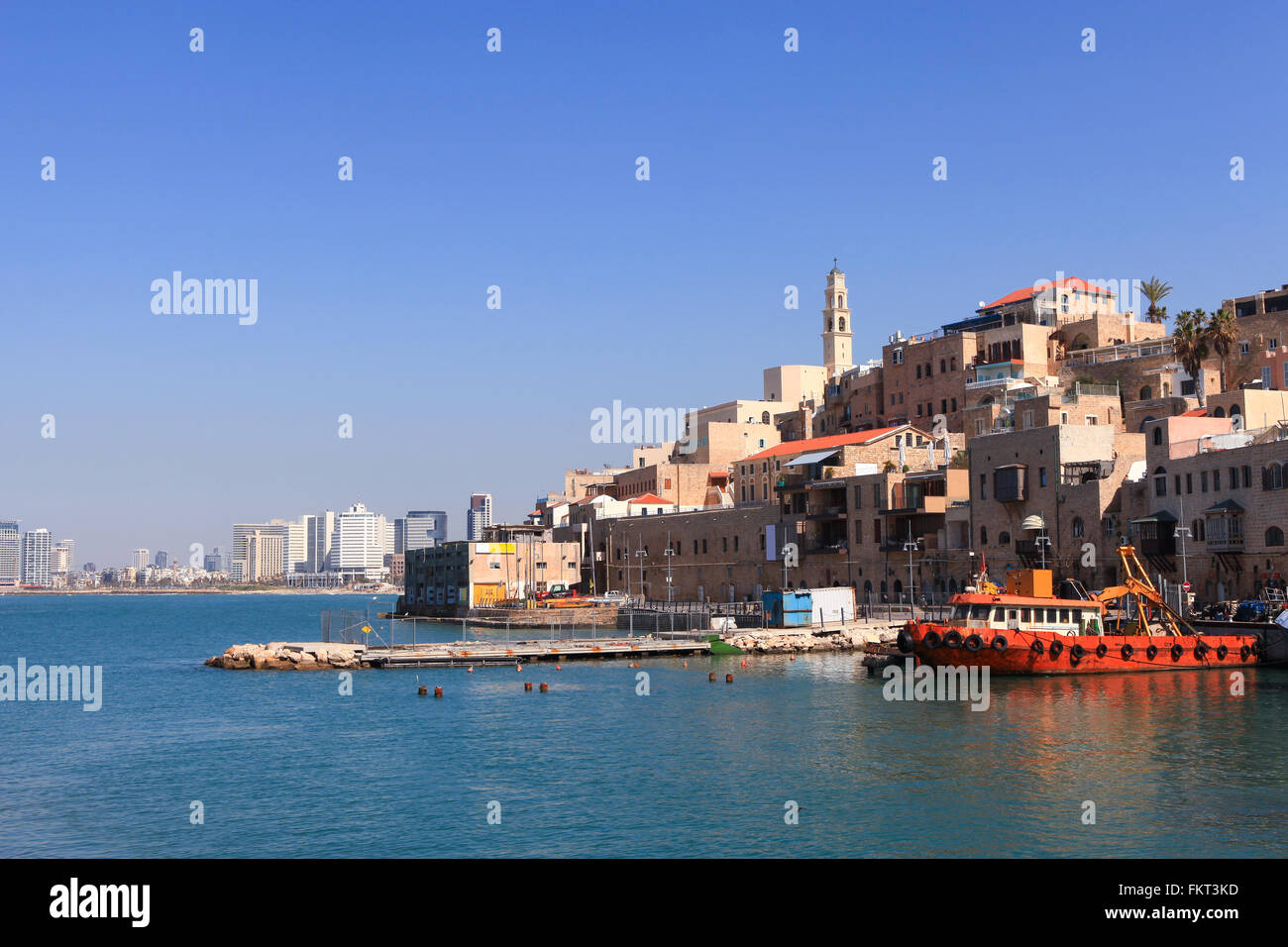 Il vecchio porto di Jaffa con Tel Aviv lo skyline di in background Foto Stock