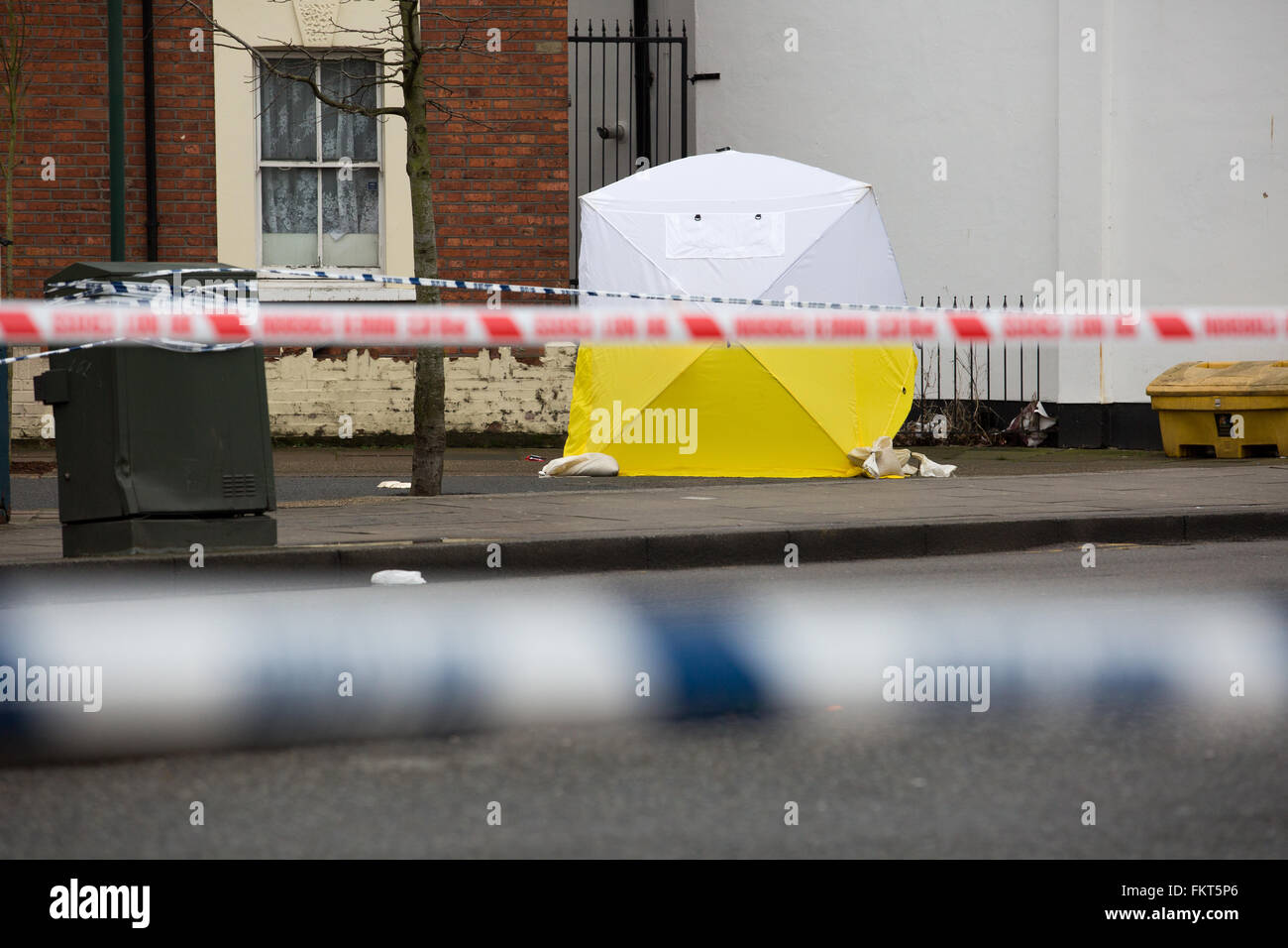 Forensic tenda eretta durante un'indagine su un omicidio Foto Stock