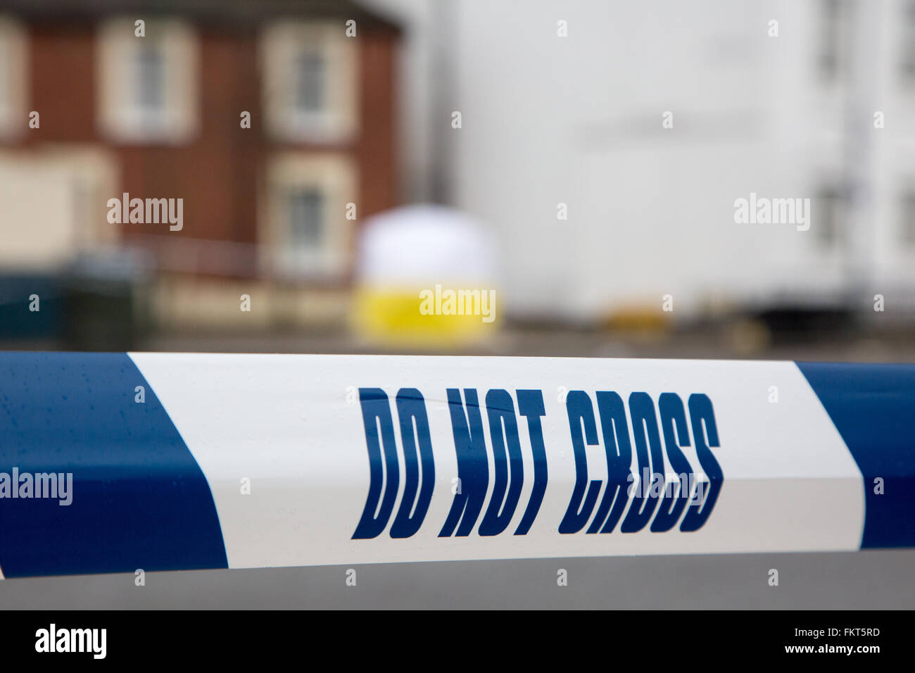 Nastro di polizia sulla scena di un crimine di strada messi in atto nel corso di un'inchiesta su una strada di Londra Foto Stock