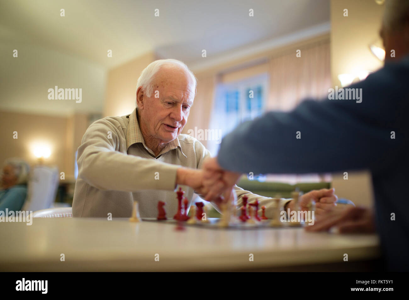 Gli uomini più anziani giocare a scacchi Foto Stock