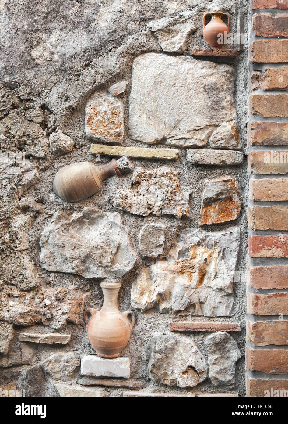 Decorativi in pietra texture a parete con vasi in ceramica e vasi Foto Stock