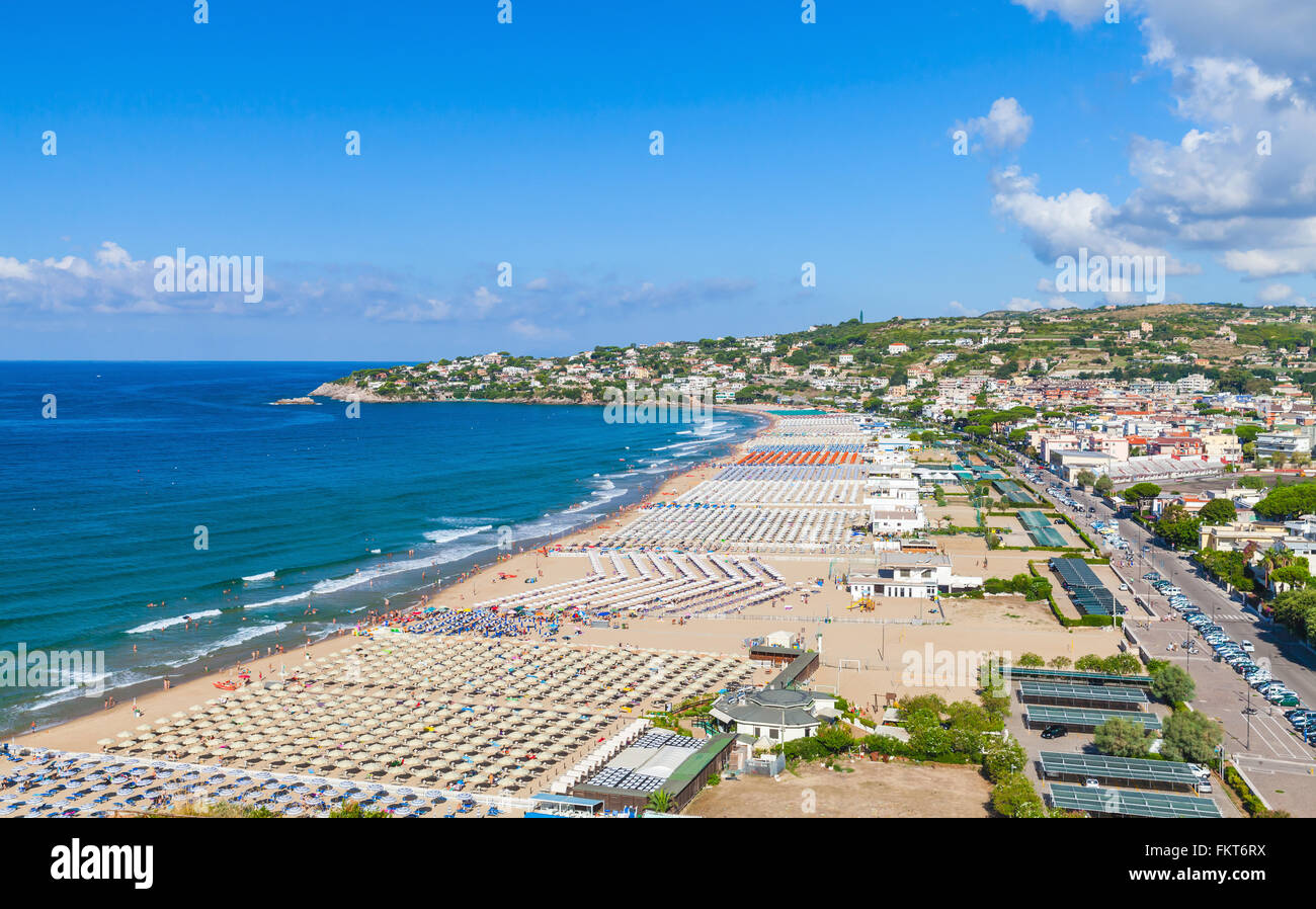 Ampia spiaggia pubblica di Gaeta città turistica, Italia. Mare Mediterraneo. Il paesaggio costiero Foto Stock