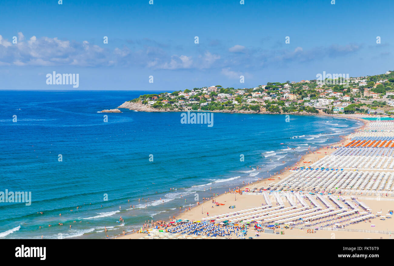Mare Mediterraneo. Il paesaggio costiero. Ampia spiaggia pubblica di Gaeta città turistica, Italia Foto Stock