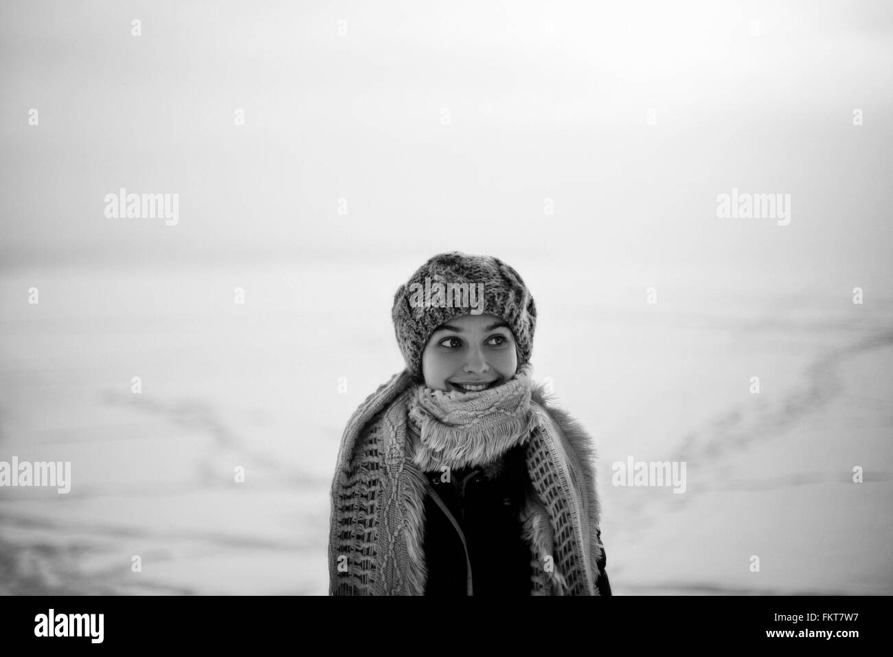 Caucasian ragazza adolescente che indossa una sciarpa in snow Foto Stock