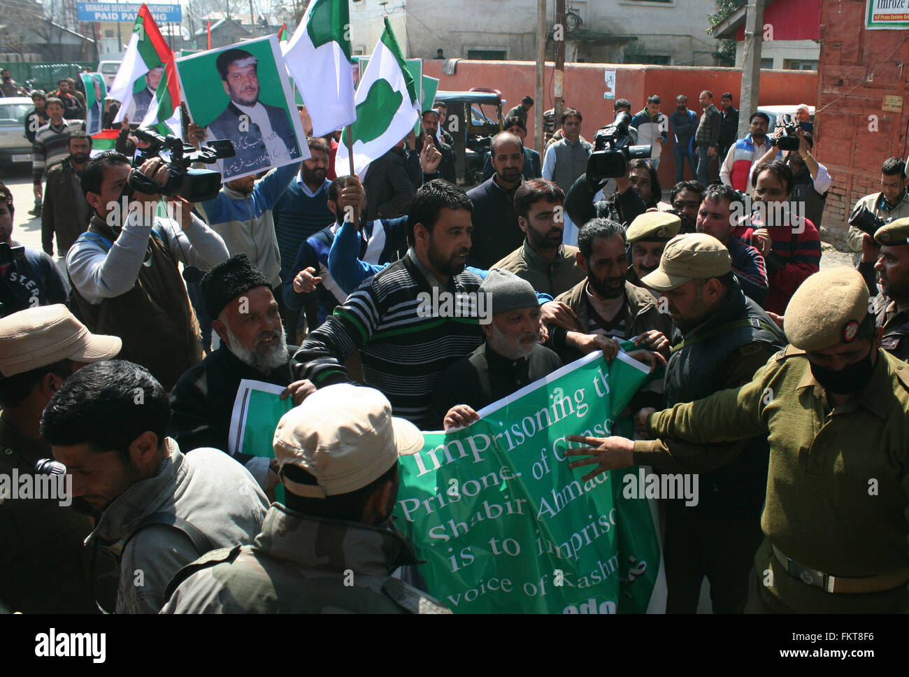 Srinagar, Indiano Kashmir amministrato. 10 marzo, 2016. i sostenitori del Jammu Kashmir libertà democratiche Party (JKDFP), un gruppo separatista, urla slogan come polizia detenere lui durante una manifestazione di protesta.oltre una dozzina di membri del JKDFP ha protestato e ha chiesto il rilascio del loro leader, Shabir Ahmad Shah, e altri pro libertà i leader politici Credito: Sofi Suhail/Alamy Live News Foto Stock