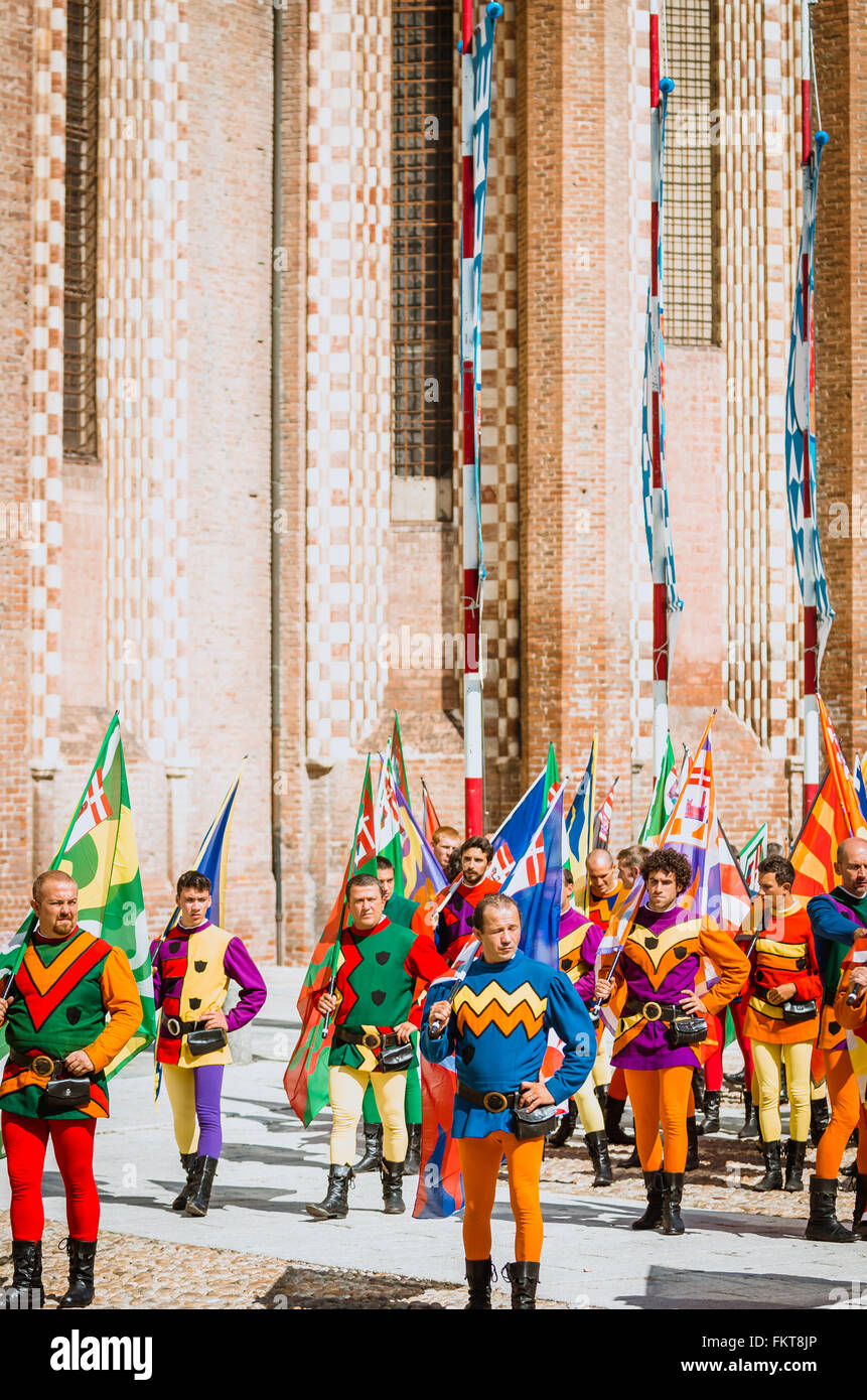 Asti, Italia - 16 Settembre 2012:: la storica parata medievale del Palio di Asti in Piemonte, Italia. Le acrobazie di bandiere, fl Foto Stock