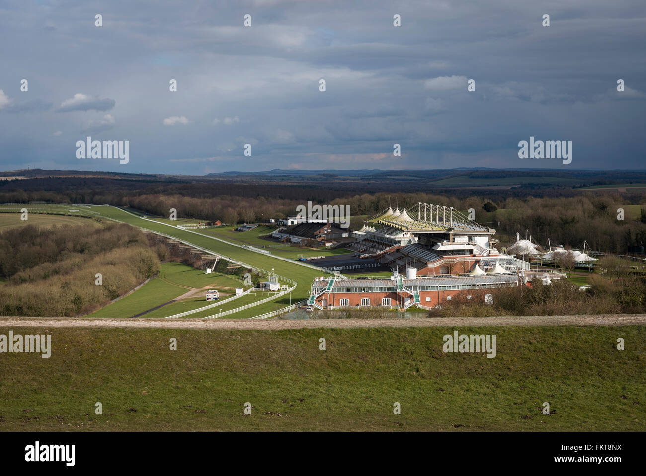 Goodwood Race Course visto dal Trundle vicino a Chichester, West Sussex, Regno Unito Foto Stock