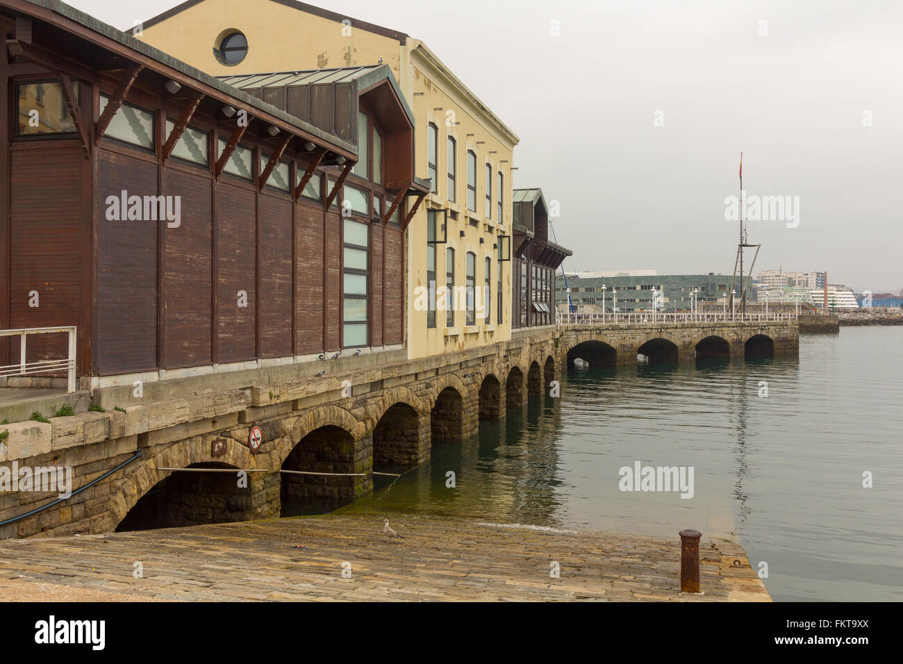Antiche arcate in pietra nel porto di Gijon, Spagna Foto Stock