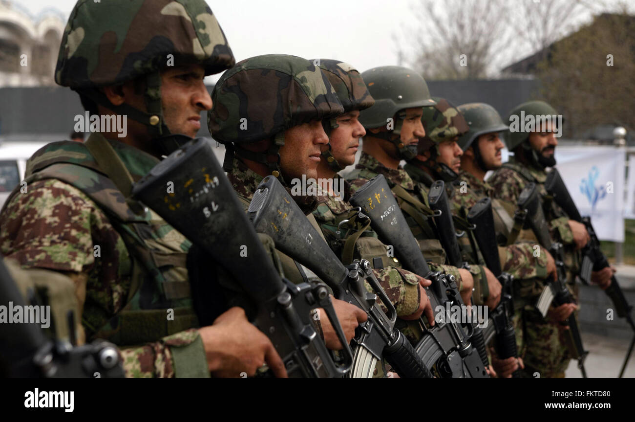 A Kabul, Afghanistan. Decimo Mar, 2016. Esercito afghano soldati assistere ad una cerimonia per l apprezzamento delle forze di sicurezza a Kabul, capitale dell'Afghanistan, il 10 marzo 2016. I membri della società civile afgana hanno espresso il loro appoggio alle forze di sicurezza del paese durante un evento qui il giovedì. Hanno inoltre sollecitato i militanti talebani a rinunciare alla violenza e di partecipare a un dialogo politico per porre fine alla guerra e lo spargimento di sangue nella militanza-colpire il paese. © Omid/Xinhua/Alamy Live News Foto Stock