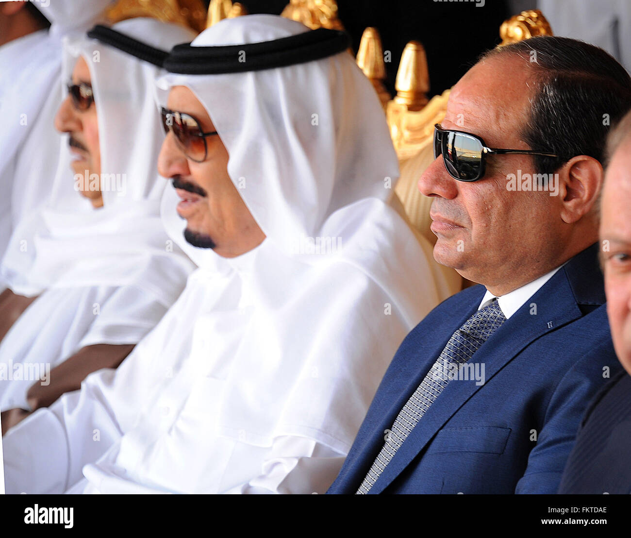 Hafr El Baten, Arabia Saudita. 10 marzo, 2016. Il Presidente egiziano Abdel Fattah El Sisi (R) e Re saudita Salman (L) frequentano il giorno finale delle esercitazioni militari, denominato Nord Thunder (Raad El Shamal), come parte di un multi-paese regionali di coalizione formata per la lotta contro il terrorismo. (Presidenza egiziana Handout foto) Credito: Barry Iverson/Alamy Live News Foto Stock