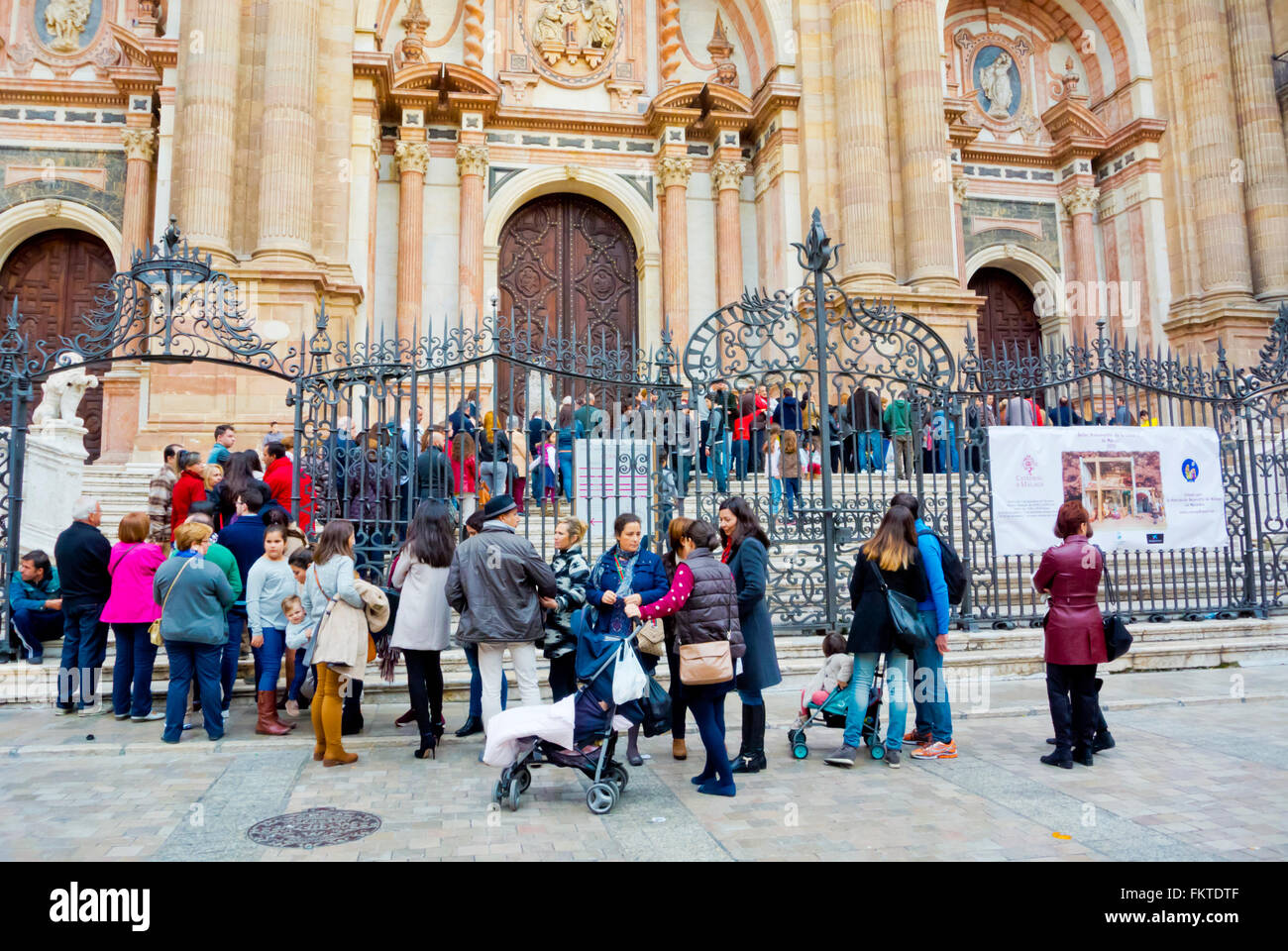 Coda per la cattedrale, Plaza Obispo, città vecchia, Malaga, Andalusia, Spagna Foto Stock