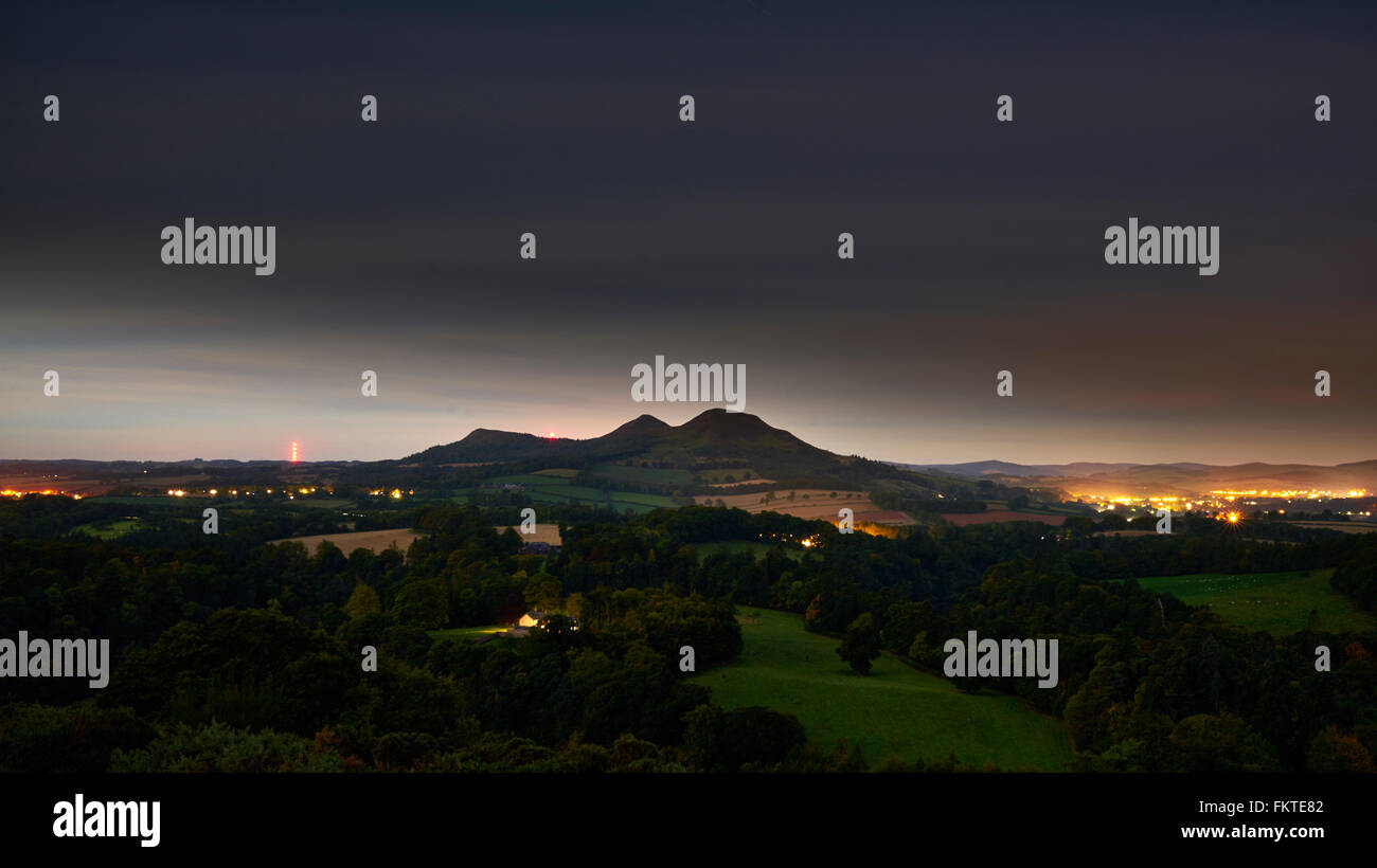 Il Eildon Hills da Scott's view dalla luce di un super luna Foto Stock