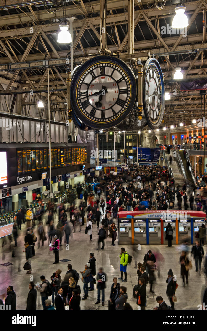 All'interno della stazione ferroviaria di Waterloo, Londra Sud, Regno Unito Foto Stock
