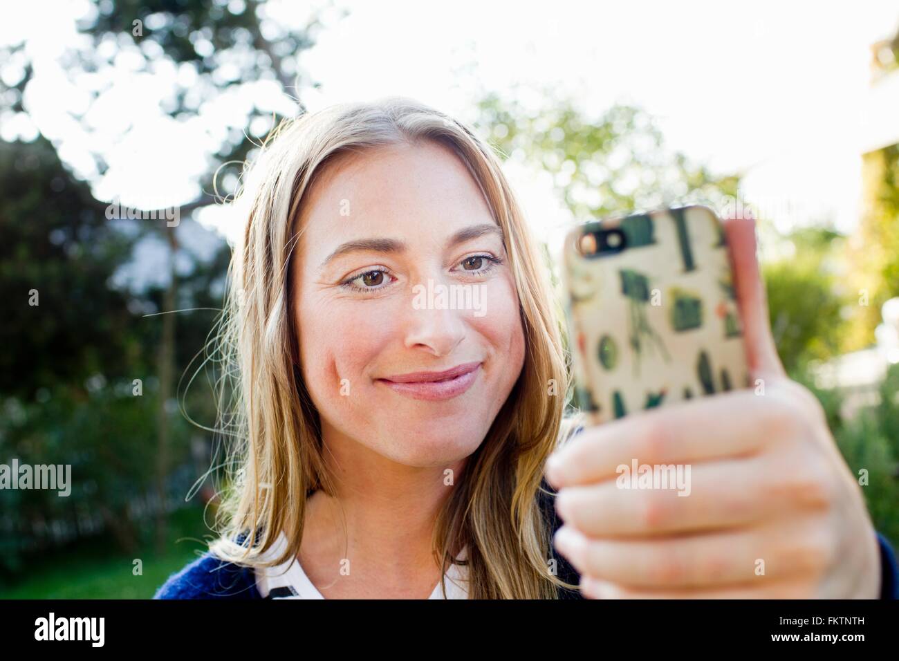 Metà donna adulta smartphone di contenimento Foto Stock