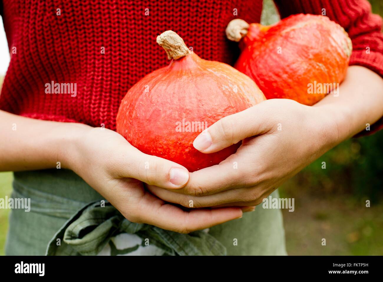 Donna che mantiene homegrown squash Foto Stock