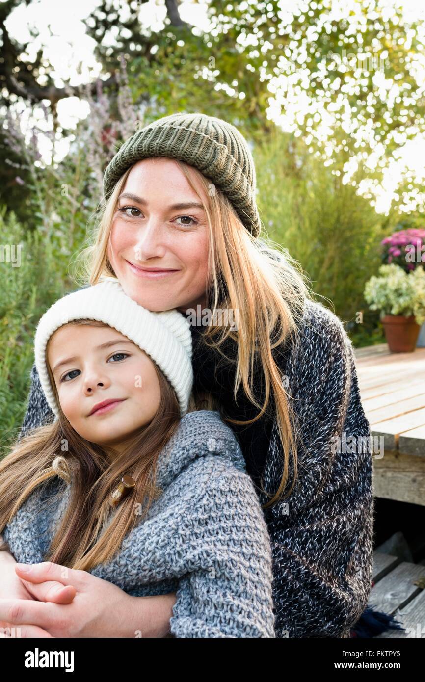 Madre e figlia che indossa la maglieria e cappelli, ritratto Foto Stock