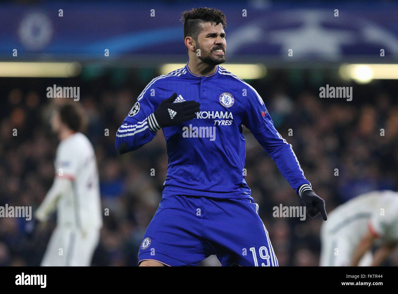 Diego Costa di Chelsea celebra il punteggio durante la UEFA Champions League round di 16 match tra Chelsea e Paris Saint-Germain a Stamford Bridge di Londra. Il 9 marzo 2016. Arron Gent / Immagini teleobiettivo +44 7967 642437 Foto Stock