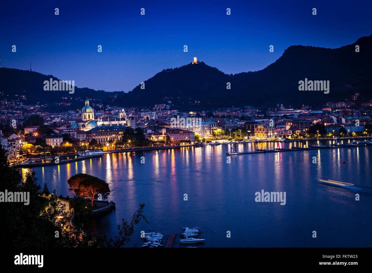 Vista in elevazione delle luci della città di notte sul lago di Como, Como, Lombardia, Italia Foto Stock