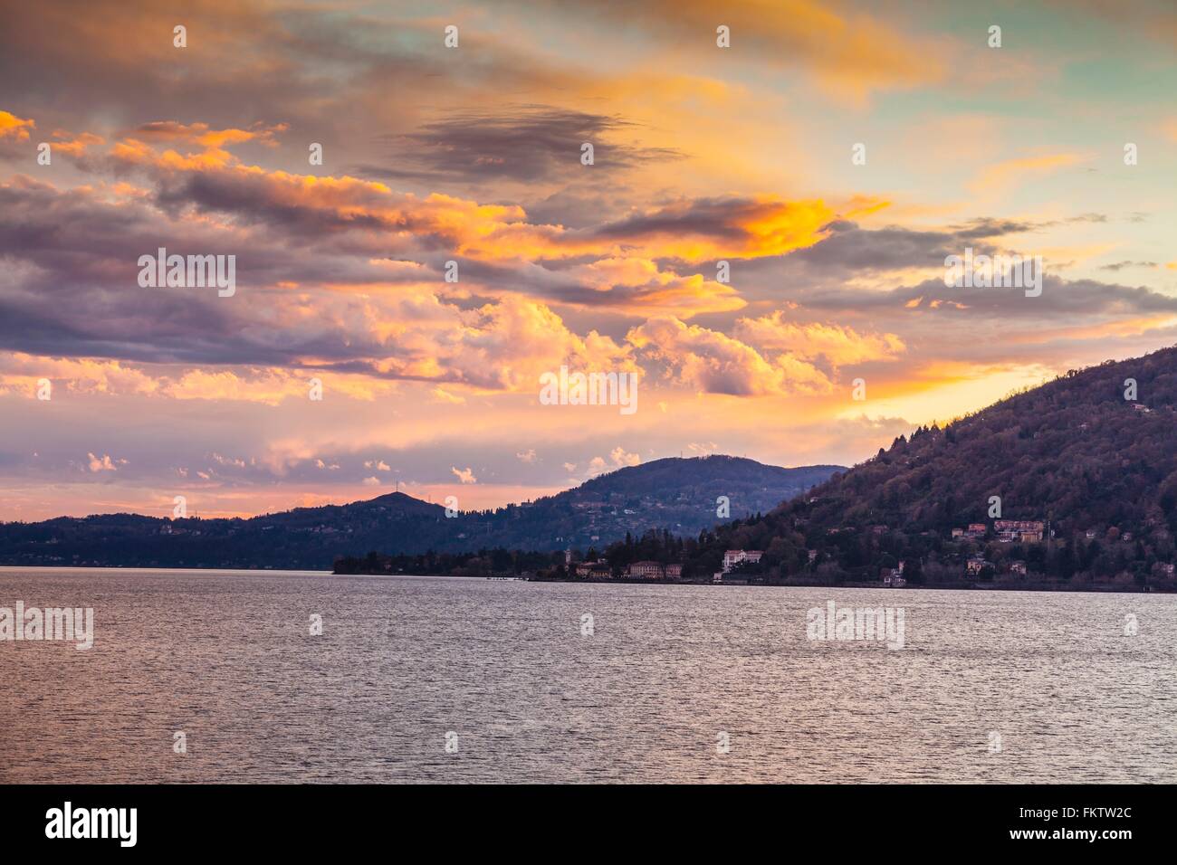 Vista del lago al tramonto, Leggiuno, Lombardia, Italia Foto Stock