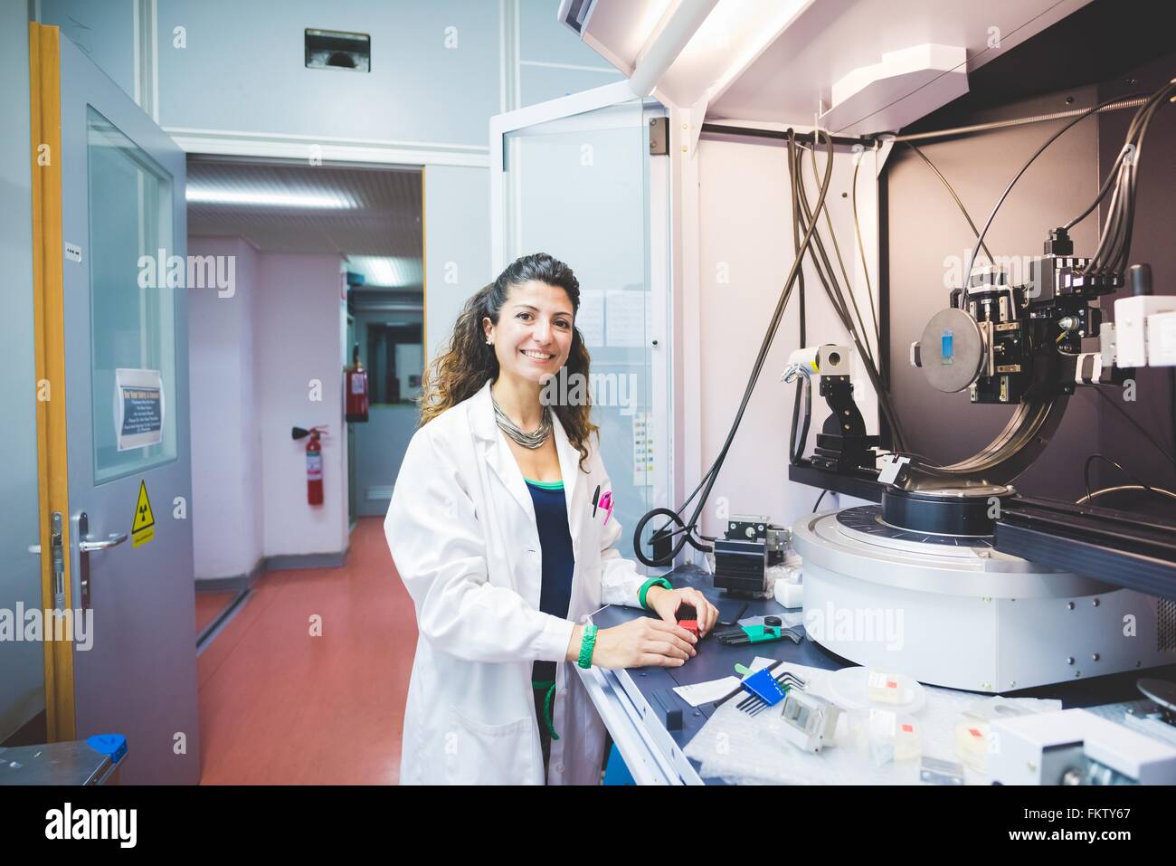 Donna scienziato preparare un diffrattometro a raggi x Foto Stock