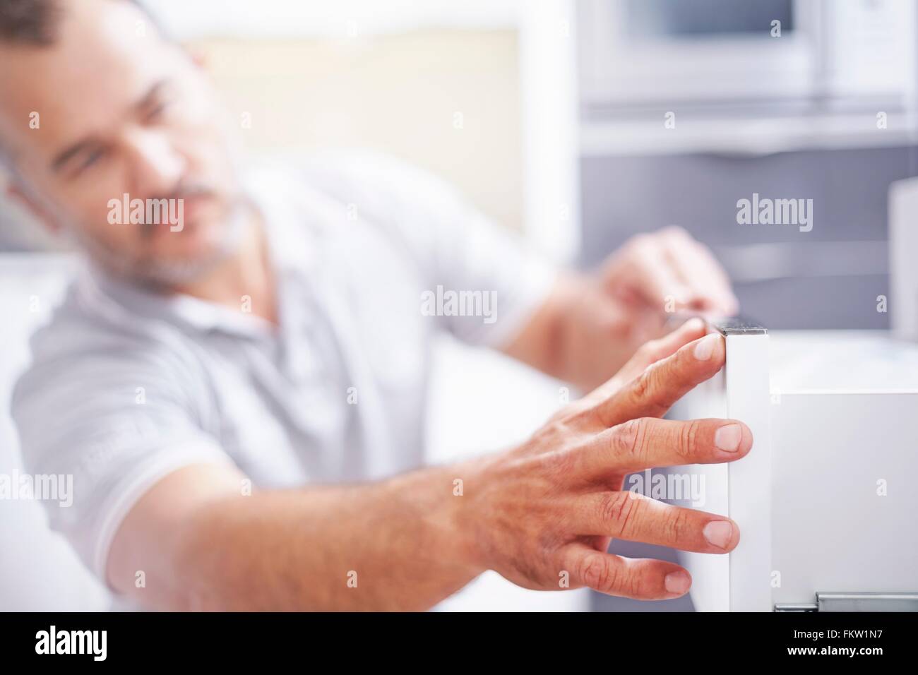 Close up joiner installazione di cassetti in cucina Foto Stock