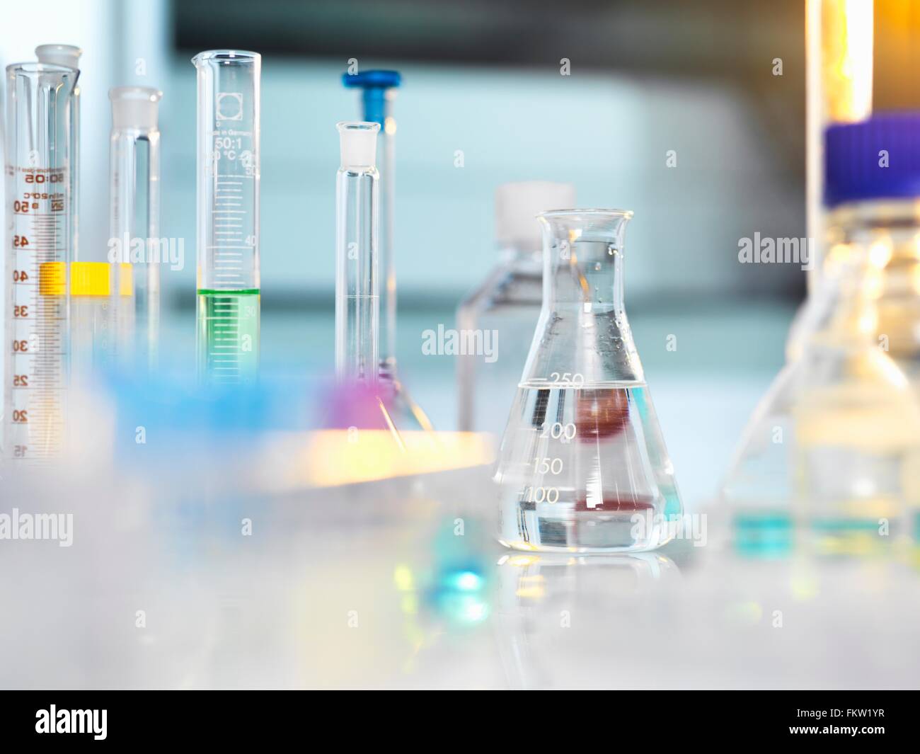 Apparecchio scientifico e vetreria sul banco da laboratorio in attesa di esperimento Foto Stock