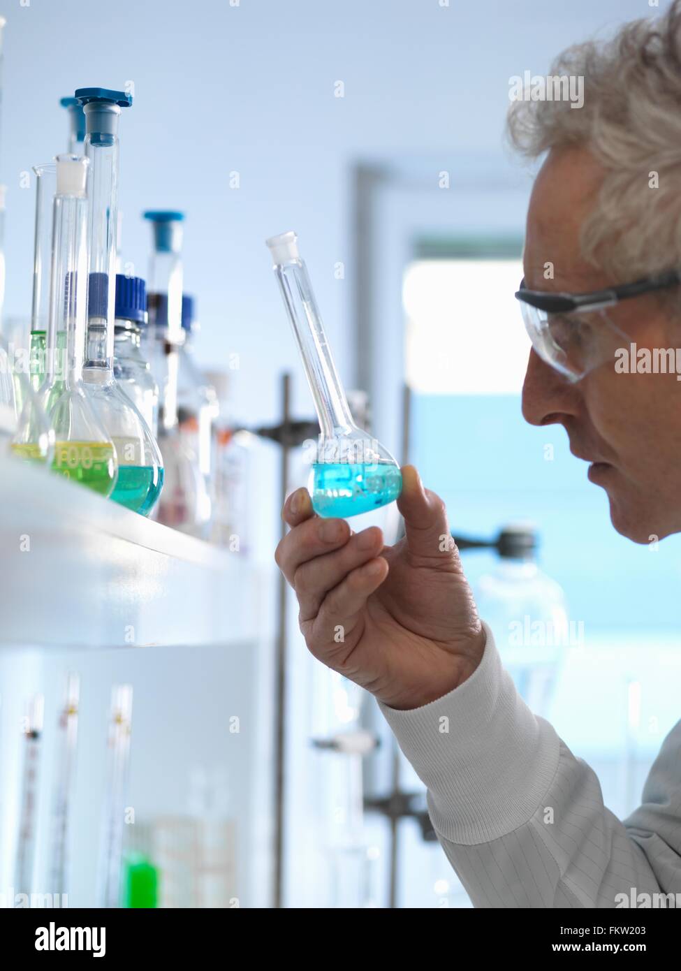 Il farmacista prepara la formula chimica per il test in laboratorio Foto Stock