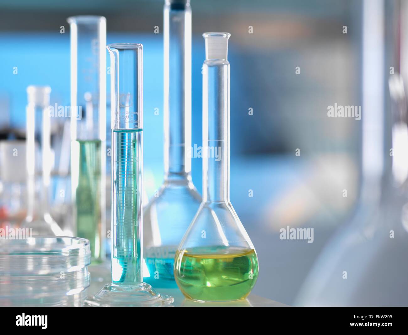 Vetreria di laboratorio sul banco da laboratorio durante l'esperimento Foto Stock
