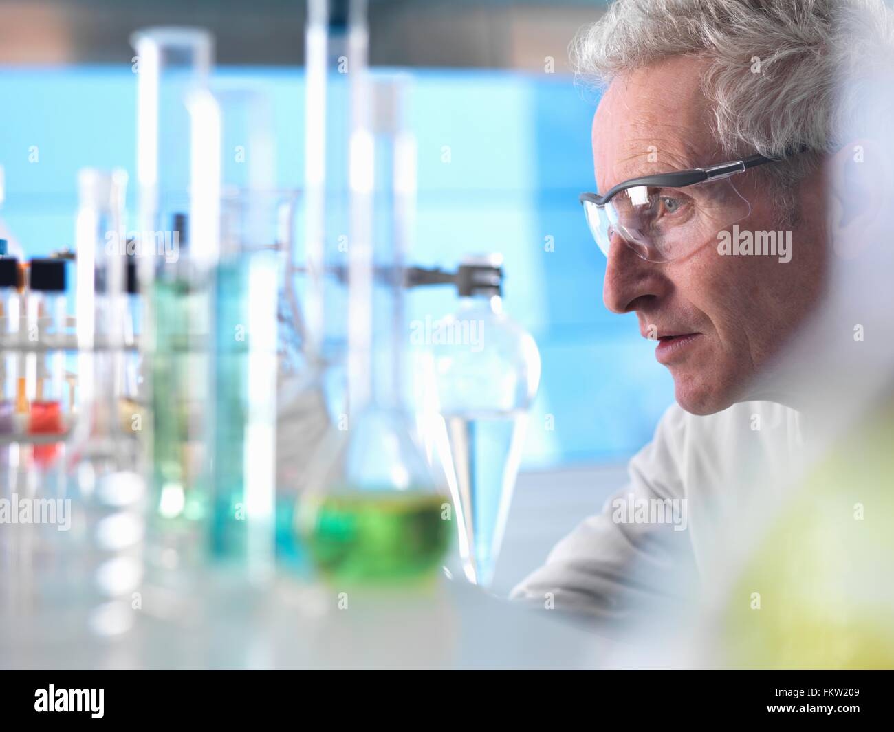 Scienziato preparazione di esperimento di chimica in laboratorio Foto Stock
