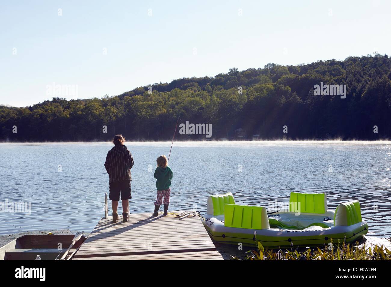 I bambini la pesca sul molo dal lago, New Milford, Pennsylvania, USA Foto Stock