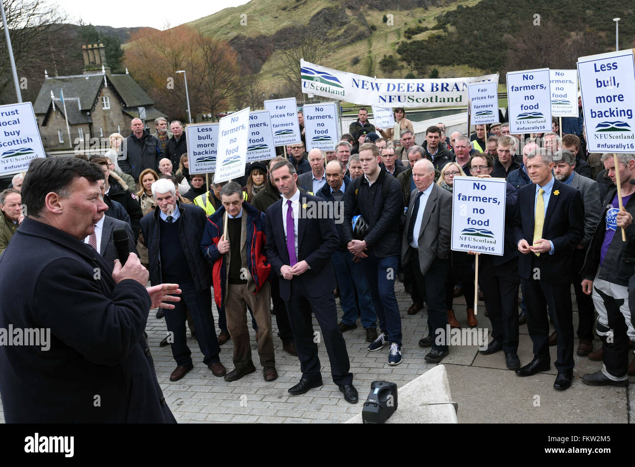 Edimburgo, Scozia, Regno Unito. 10 marzo, 2016. Allan Bowie, presidente del sindacato nazionale degli agricoltori Scozia (L), conduce la protesta al di fuori del Parlamento scozzese per i ritardi accusati nella fattoria il pagamento delle sovvenzioni, Credito: Ken Jack / Alamy Live News Foto Stock