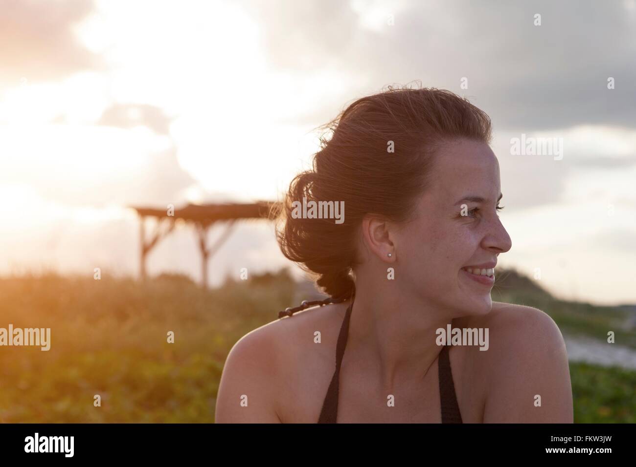 Ritratto di giovane donna guardando sopra la sua spalla, Cuba Foto Stock