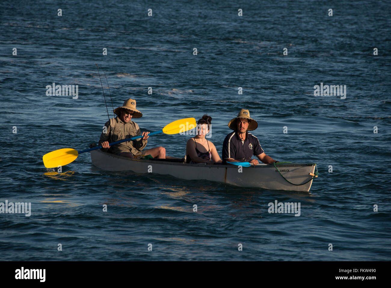 Tre in kayak nella baia di Caloundra a Caloundra sulla Sunshine Coast, Queensland, Australia. Foto Stock