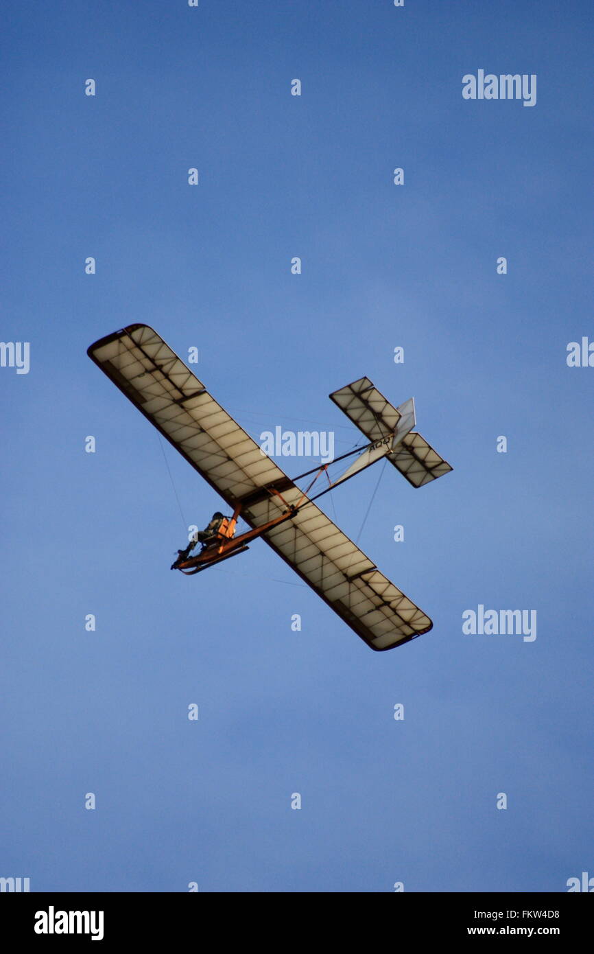 1948 EoN aliante primario in volo al vecchio operaio Aerodrome Foto Stock