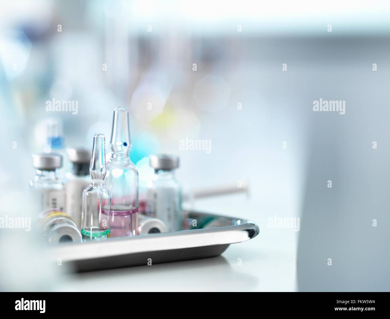 Varietà di farmaci e la siringa sul vassoio Foto Stock