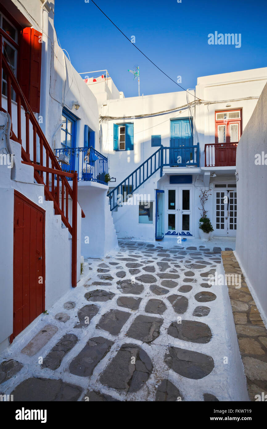 Architettura tradizionale nella città di Mykonos e caratteristici vicoli per i pedoni. Foto Stock