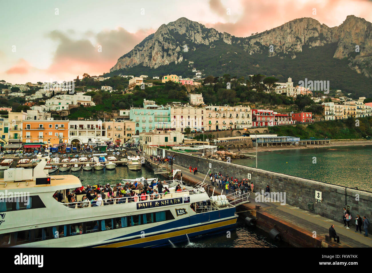 Tramonto su Marina Grande ,l'isola di Capri .crociera per il trasporto di una delle più popolari località di viaggio in tutto il mondo. Foto Stock