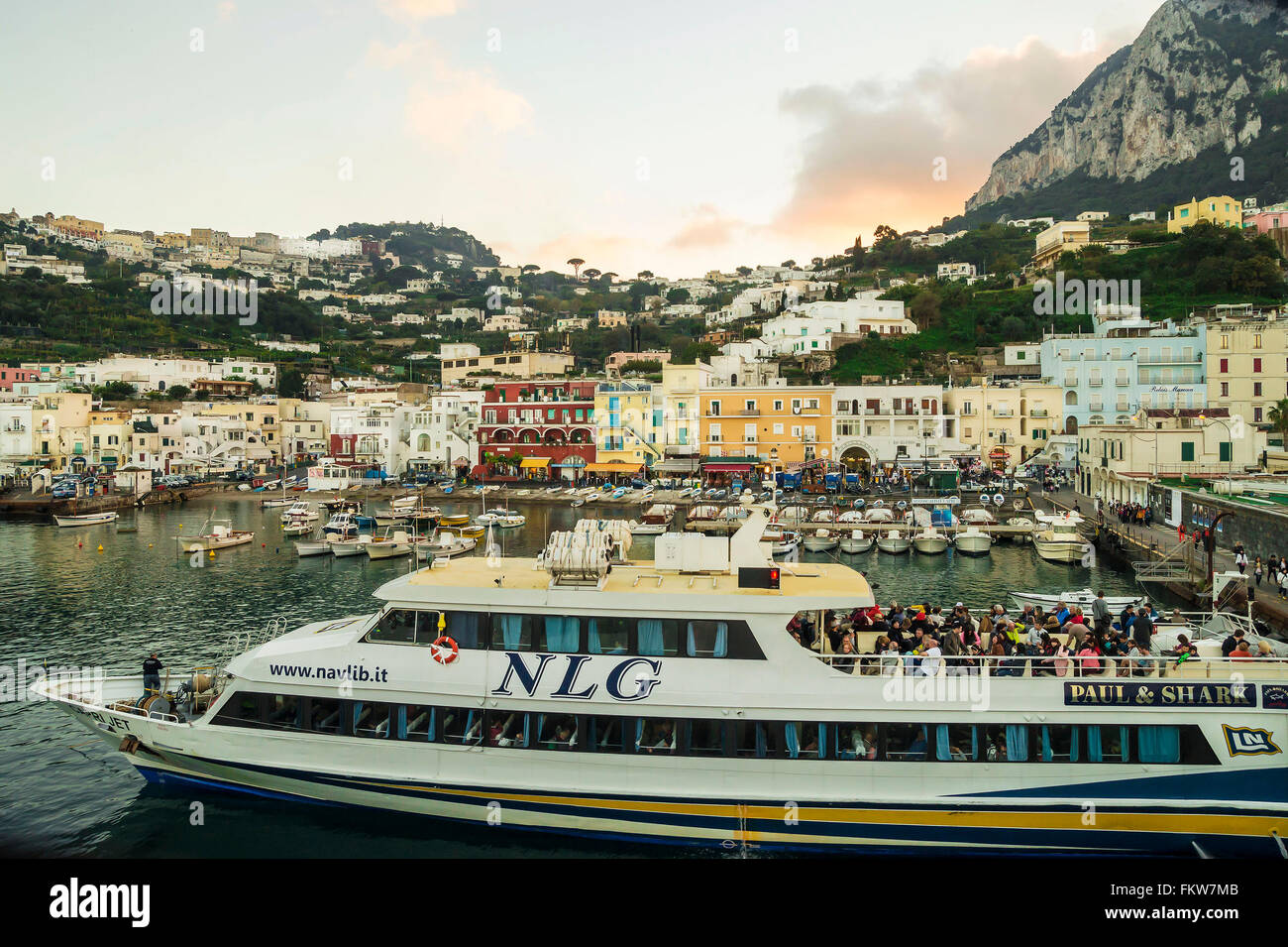 Tramonto su Marina Grande ,l'isola di Capri .crociera per il trasporto di una delle più popolari località di viaggio in tutto il mondo. Foto Stock