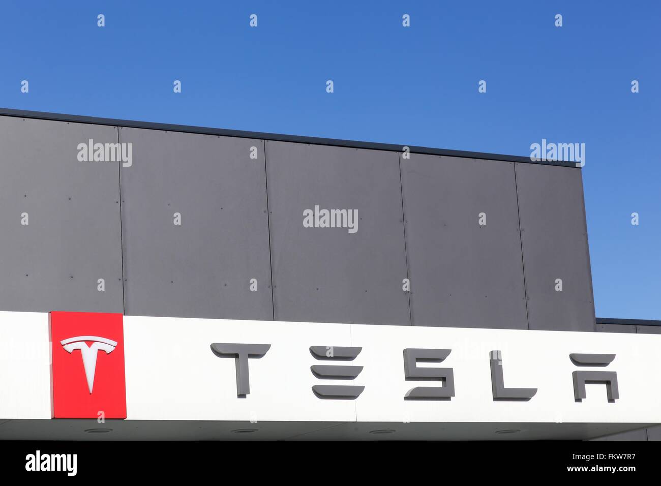 Segno della concessionaria di Tesla vetture ad Aarhus in Danimarca Foto Stock
