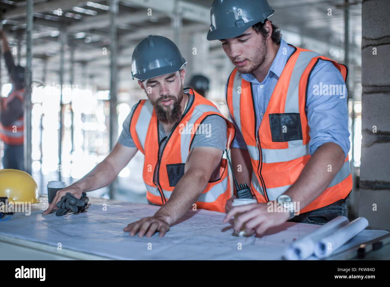 Capo cantiere e builder guardando blueprint nel sito in costruzione Foto  stock - Alamy