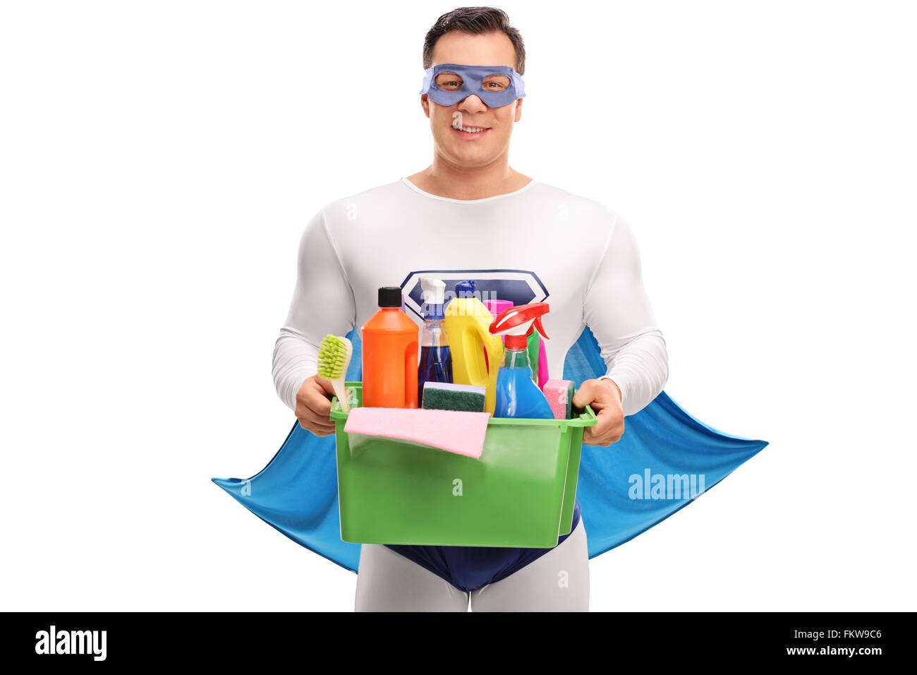 Allegro supereroe tenendo un cesto pieno di prodotti per la pulizia e attrezzature isolati su sfondo bianco Foto Stock