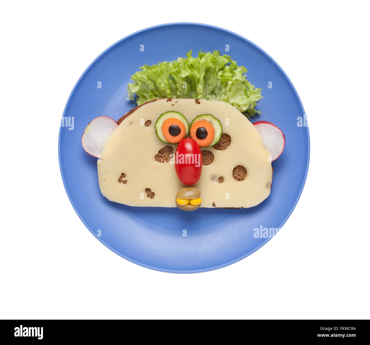 Divertente faccia fatta di cibo sulla piastra blu Foto Stock