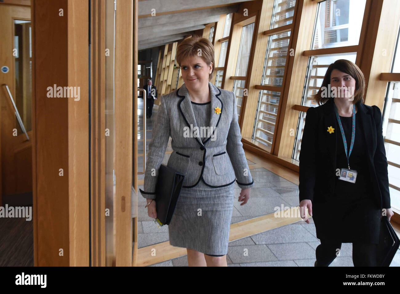 Edimburgo, Scozia, Regno Unito, 10 marzo, 2016. Nicola lo storione (L) arriva per la sessione settimanale di Primo Ministro di domande al parlamento scozzese, Credito: Ken Jack / Alamy Live News Foto Stock