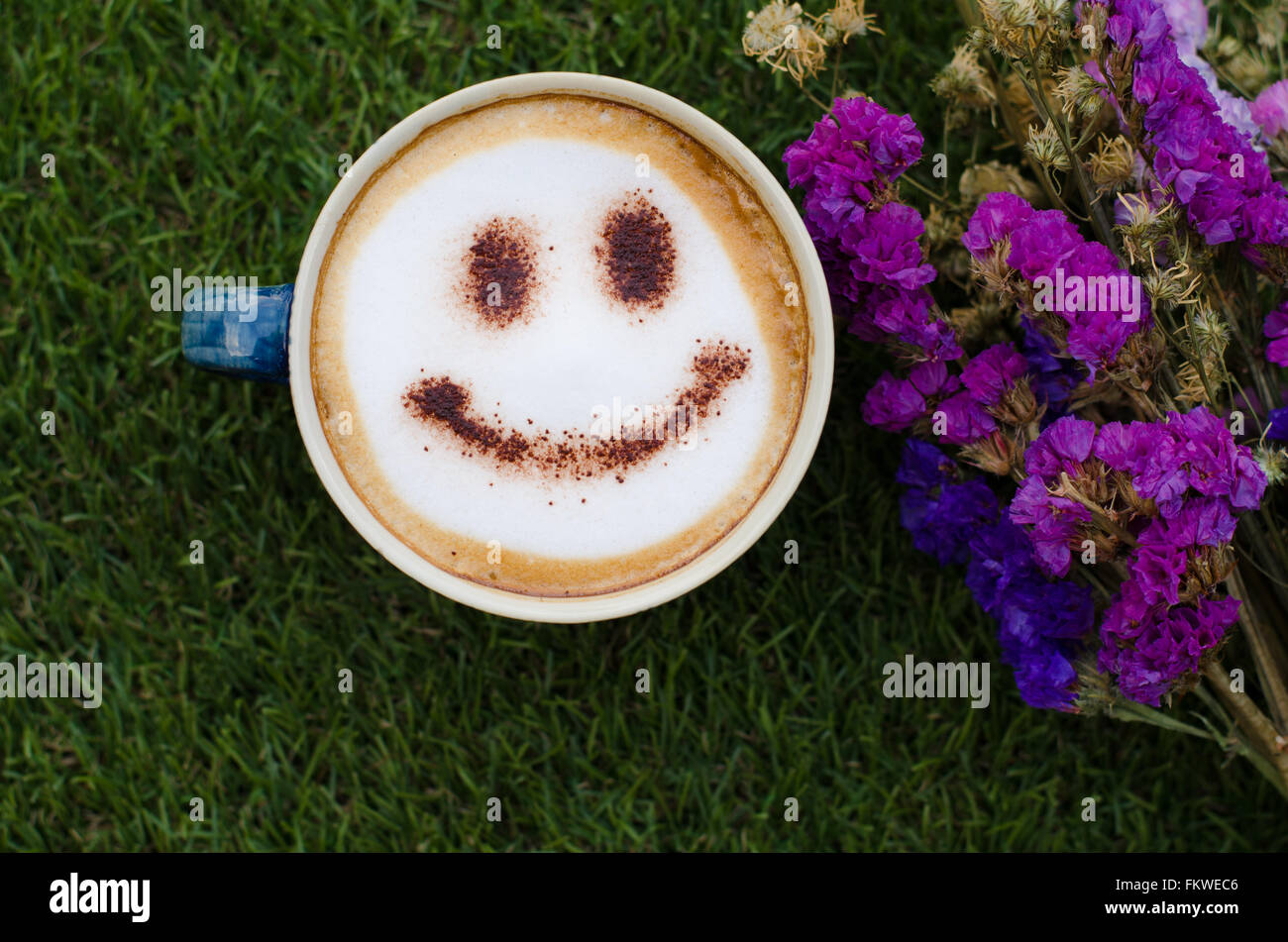 Caffè caldo sorriso latte in legno drink di sfondo Foto Stock